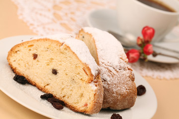 Yogurt cake with raisins and coffee