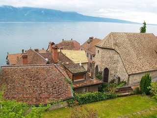 Village au bord de lac