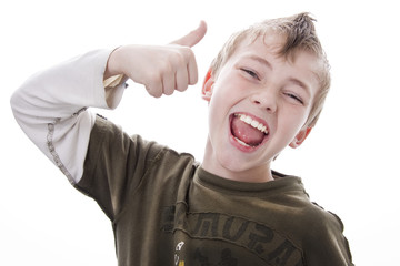 Junge macht den daumen hoch wd698