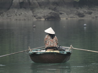 Barca en la bahía de Ha Long en Vietnam