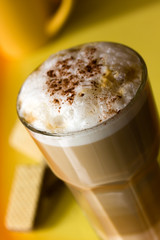 Latte Macchiato mit Keks