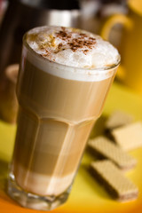 Latte Macchiato mit Keks,Waffeln