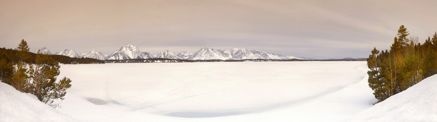 Fototapeta na wymiar Zamarznięte jezioro, Wyoming