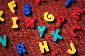 bunte Buchstaben auf einem roten Hintergrund