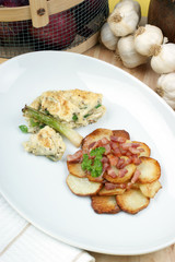 Bratkartoffeln mit Rührei und Speck