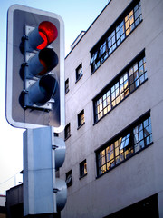 semáforo en rojo con edificio