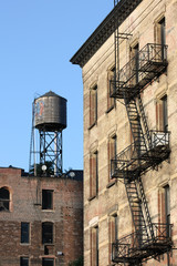 Escaliers de secours et réservoir d'eau - NYC