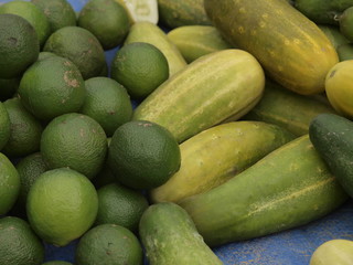 Pepinos y lima en un mercado en Hanoi (Vietnam)