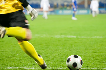 Plakat bramkarz soccer kopnąć piłkę
