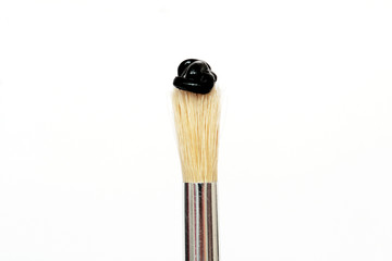 Pinsel mit Schwarzer Ölfarbe
