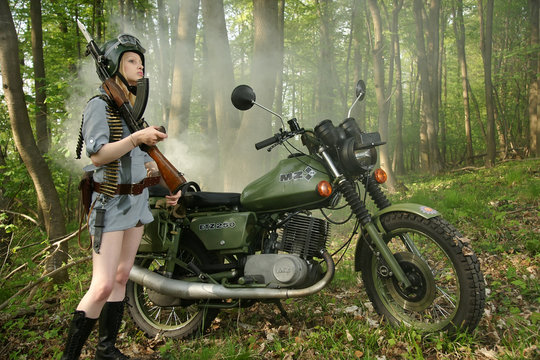 Motorradfahrerin Armee MZ ETZ 250 2