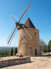 Fototapeta na wymiar Windmill in Provence