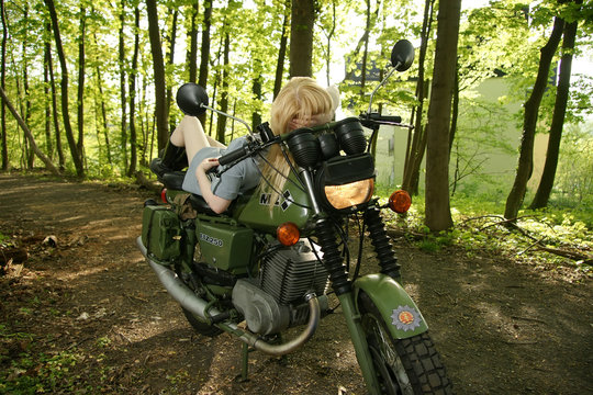 Motorradfahrerin Armee 26