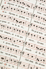Ein altes Messbuch und Liederbuch eines Priesters