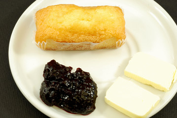 Plum cake, burro & marmellata