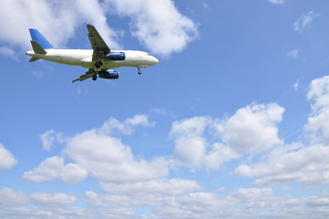 Fototapeta na wymiar Samolot przy lądowaniu