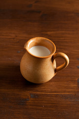 latte in piccola caraffa