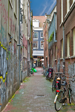Vélos dans une ruelle à Amsterdam