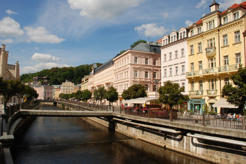 Fototapeta na wymiar Rzeki Ciepła nasyp. Karlovy Vary (Karlowe Wary)
