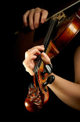 Naklejka premium Muzyk bawić się skrzypce odizolowywającego na czerni.
