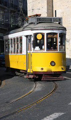 Fototapeta na wymiar Tram jaune, Lisbonne