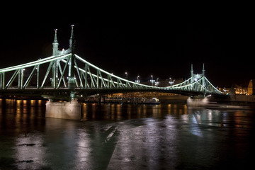 Obraz premium liberty bridge in budapest by night