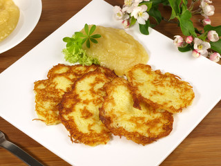Kartoffelpuffer mit Apfelmus