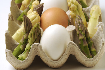 Uova e punte di asparagi