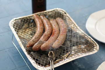 Eine Flamme eines Tischgrills.