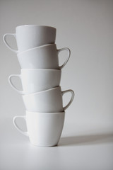columna de tazas de café