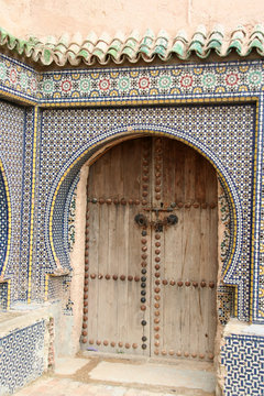 Holztür und Mosaik, Marokko
