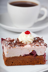 Kirschtorte und eine Tasse Kaffee