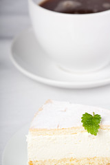 Zitronenmelisse auf einer Sahnetorte