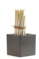 Weisser Spargel in Keramikgefäß