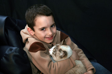 boy with cat - 22595219