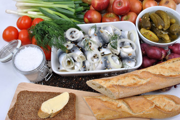 Rollmops mit Zwiebeln und Tomaten