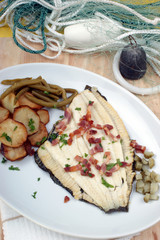 Maischolle mit Bohnen und Salzkartoffeln