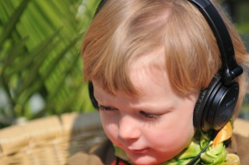 kleinkind mit Kopfhörer