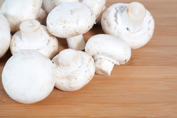 champignons on wooden board