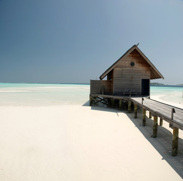 Lonely overwater villa © forcdan