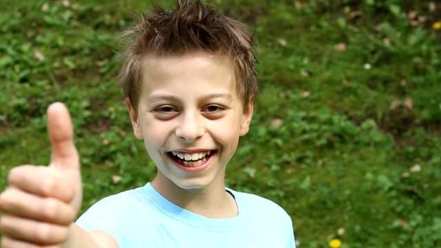 Kind mit Daumen hoch