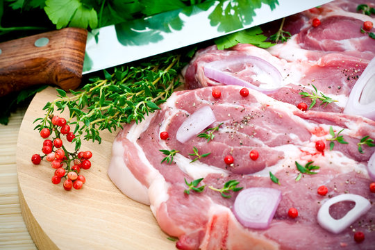 Pr&eacute;paration de grillades de porc