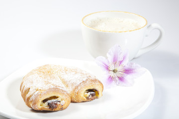 SCHOKOCROISSANT MIT KAFFEE