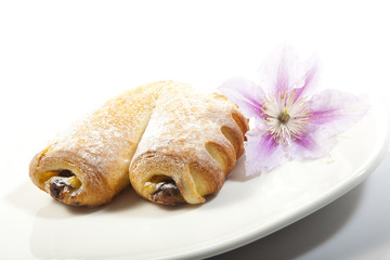CROISSANT MIT BLUME