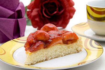 Erdbeerkuchen mit Rose und Serviette
