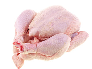 frisches rohes ganzes Huhn freigestellt auf weißem Hintergrund