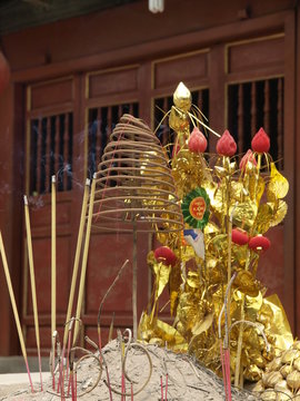 Ofrenda de incienso en templo budista en Vietnam