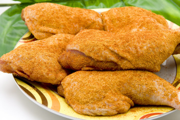 Hähnchenschenkel auf Teller