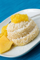 Grießpudding mit Mango