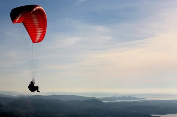 Photo sur Plexiglas Sports aériens Parapente survolant le paysage côtier norvégien